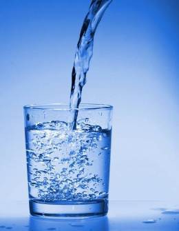 Какое количество воды стоит выпивать для полноценной работы человеческого организма?